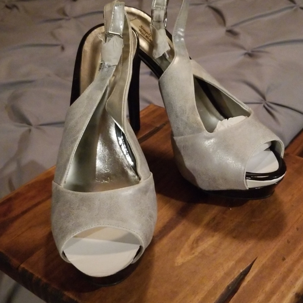 Beautiful Vera Wang shoes